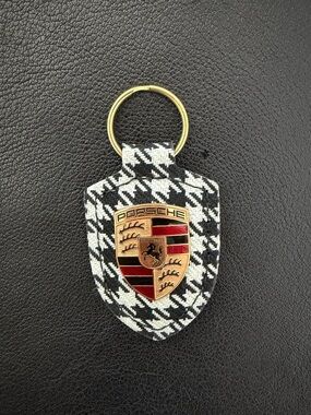 PORSCHE CREST KEYRING - PEPITA KEYHOLDER